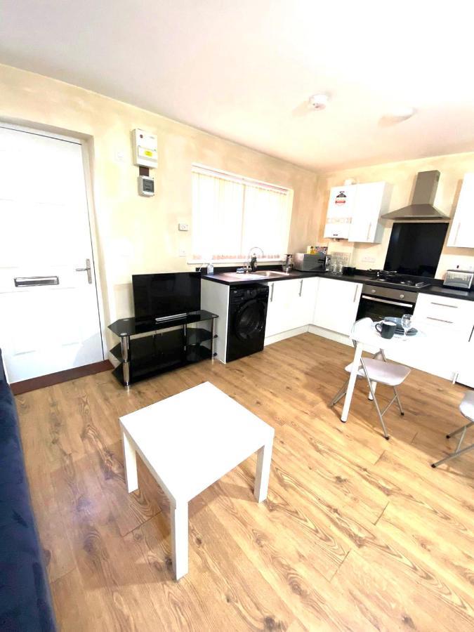 Lt Ground Floor 1 * Luton (Bedfordshire)