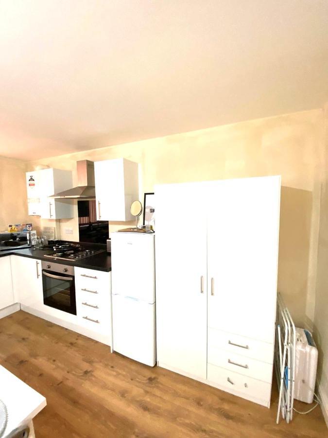 Lt Ground Floor 1 * Luton (Bedfordshire)